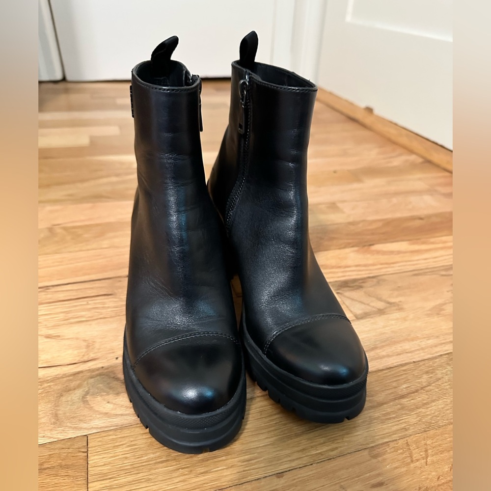 Prada boots circa 2020
Size 36.5 European
Size 5.5 US
Used once